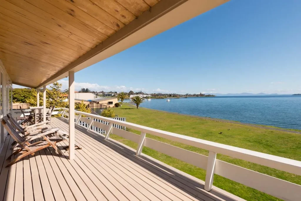 Oasis Taupo - Beachfront House