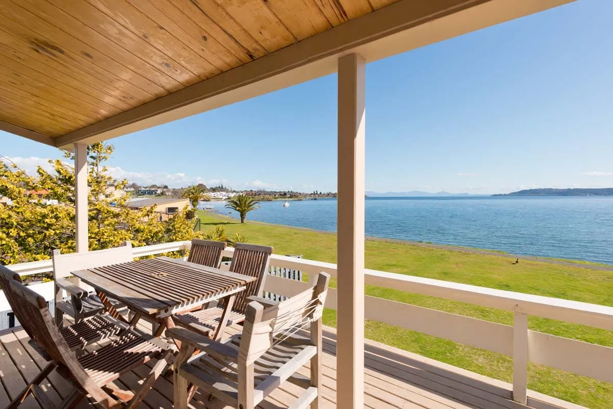 Oasis Taupo - Beachfront House