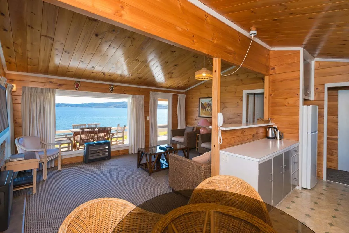 Oasis Taupo - Beachfront House