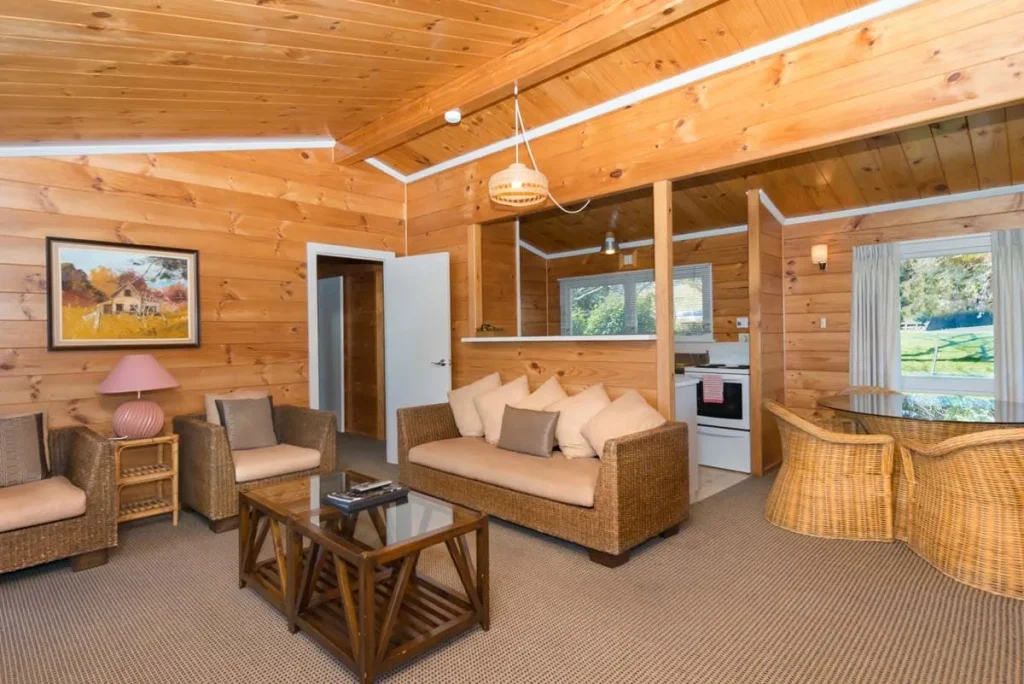 Oasis Taupo - Beachfront House