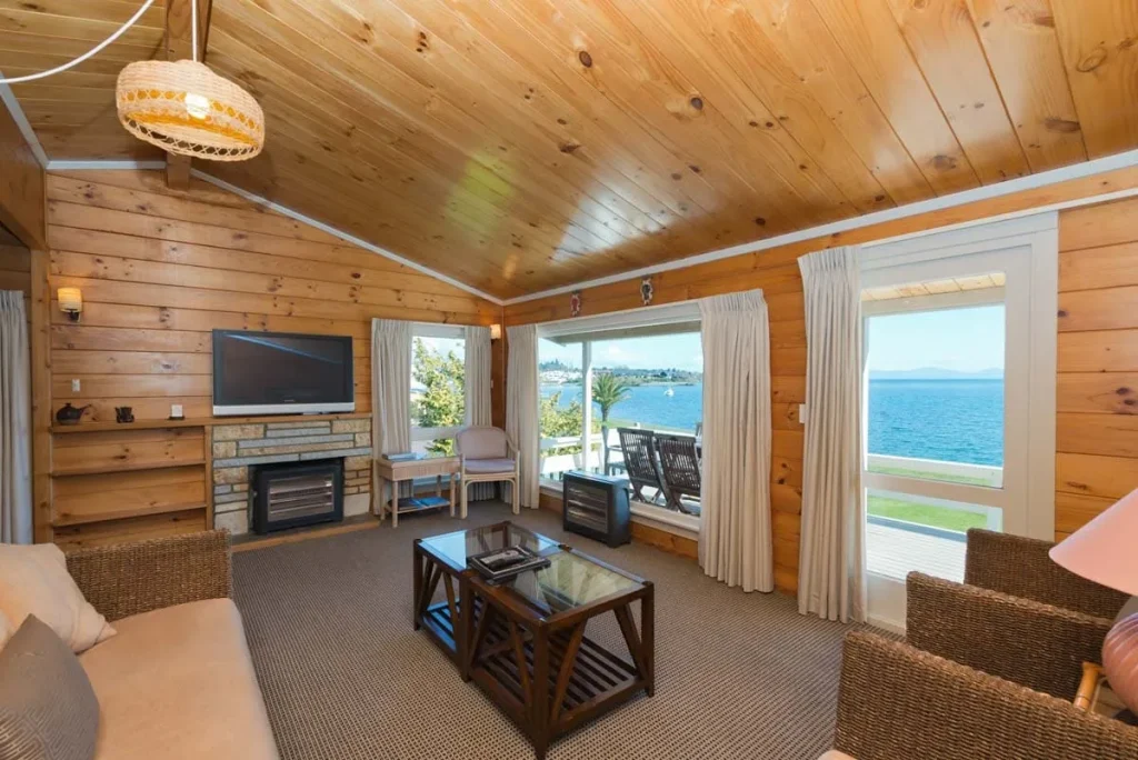 Oasis Taupo - Beachfront House-