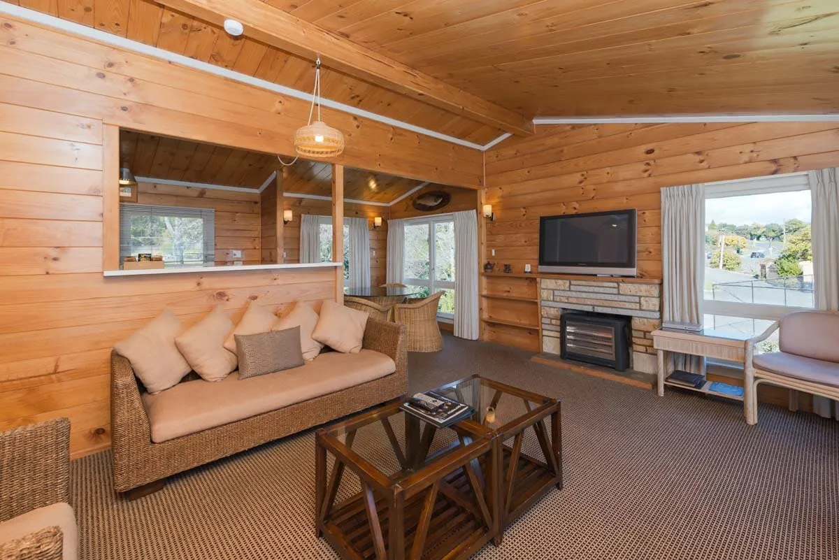 Oasis Taupo - Beachfront House