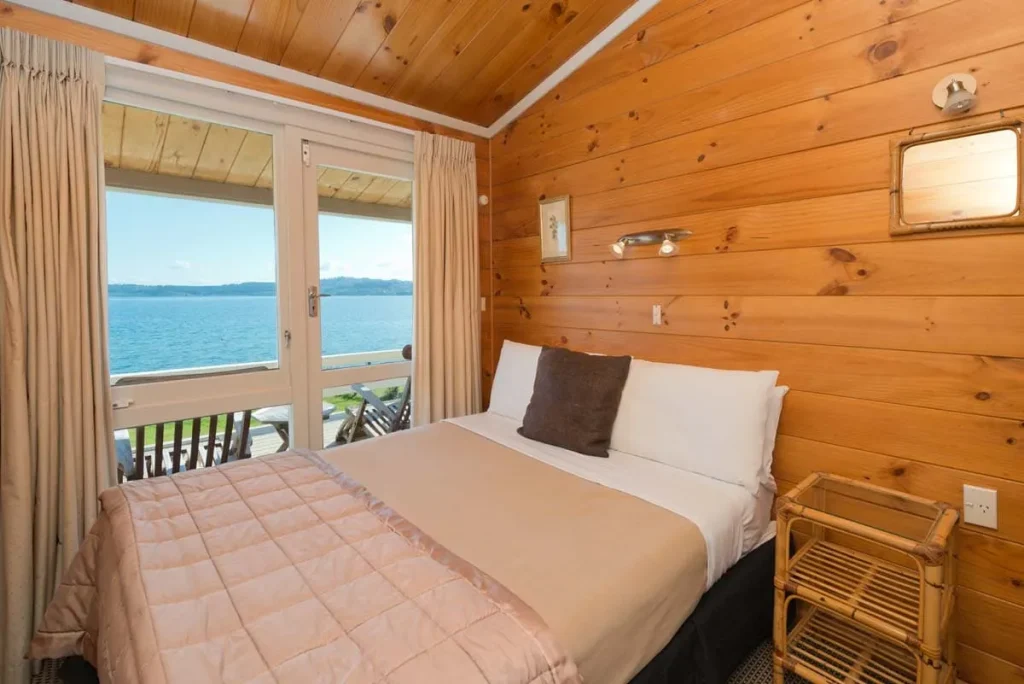 Oasis Taupo - Beachfront House