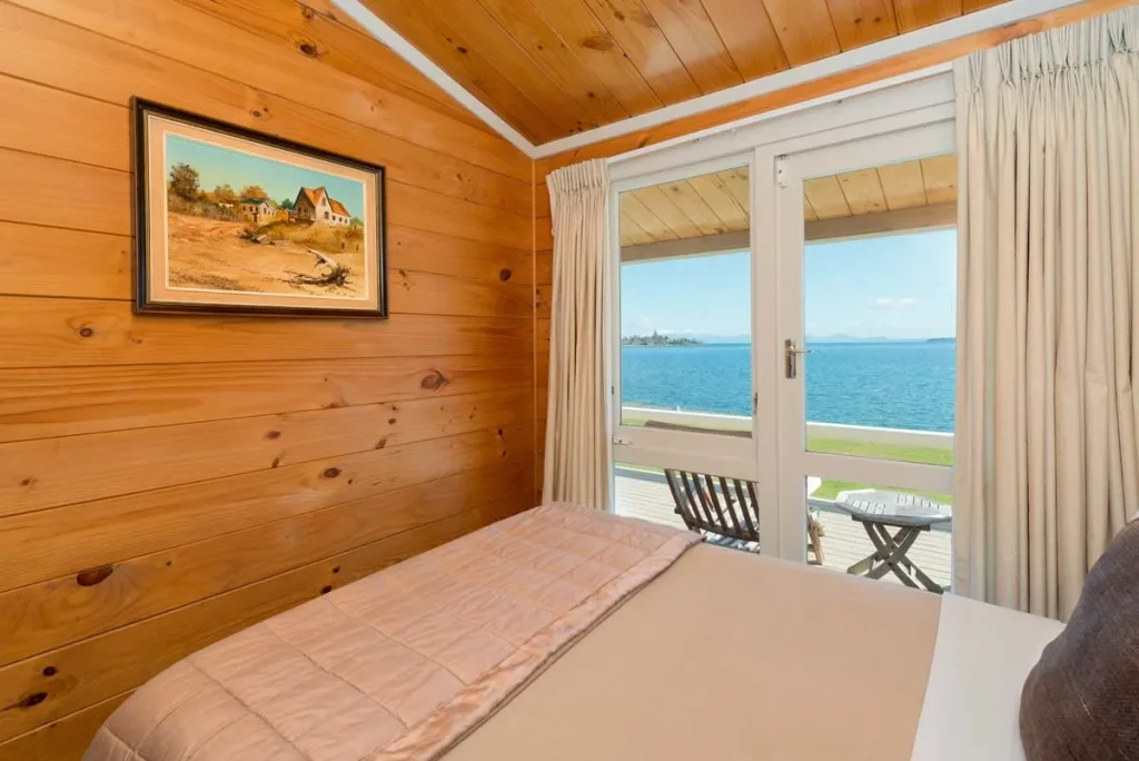 Oasis Taupo - Beachfront House